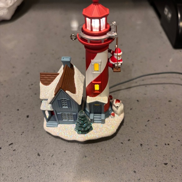 2013 Hallmark Keepsake Holiday Lighthouse flashing ornament - Picture 1 of 11